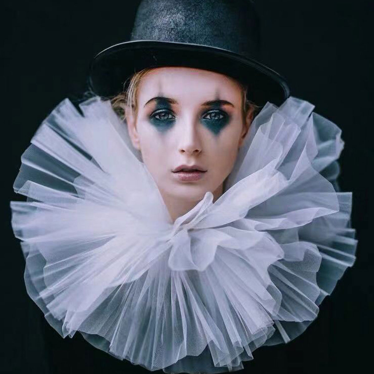 Mens Fashion Magazines - Faux collier à volants de cour
